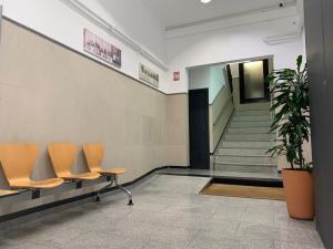 een wachtkamer met 2 stoelen en een trap bij La Terrassa in Barcelona +38 foto's