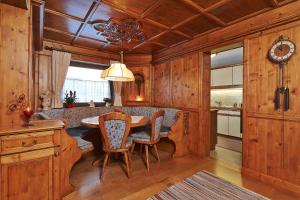 a dining room with a table and chairs at Appartment Leni in Längenfeld