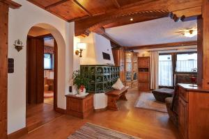 duży salon z drewnianą podłogą i salonem w obiekcie Appartment Leni w Langenfeld