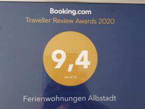 un cartel de los premios de revisión de viajes con un círculo de oro en Ferienwohnungen Albstadt, en Albstadt