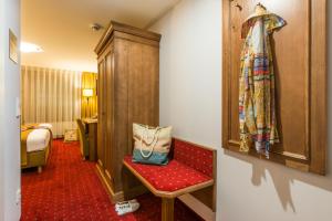 Postel nebo postele na pokoji v ubytování Romantik Hotel Scheelehof Stralsund