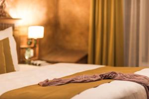 Postel nebo postele na pokoji v ubytování Romantik Hotel Scheelehof Stralsund