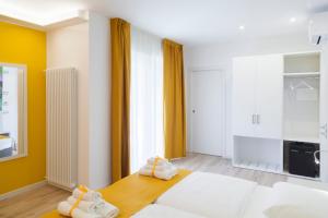 A bed or beds in a room at Miravallesuites