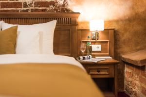 Postel nebo postele na pokoji v ubytování Romantik Hotel Scheelehof Stralsund