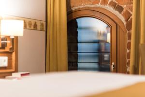 Postel nebo postele na pokoji v ubytování Romantik Hotel Scheelehof Stralsund