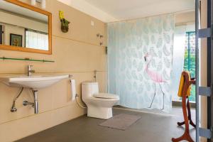 uma casa de banho com um WC e um lavatório em StayVista at Davey's Townhouse with Breakfast & Pet Friendly Home em Mysore