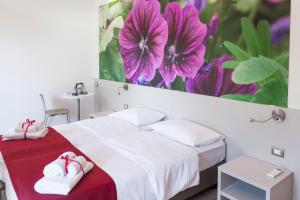 A bed or beds in a room at Miravallesuites