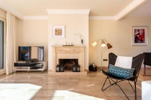 sala de estar con chimenea y TV en Sierra Blanca, Marbella, en Marbella