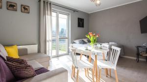 希维拉杜夫-兹德鲁伊Apartamenty Izerskie - ul. Cicha 13F-G的客厅里有一张桌子和一张沙发