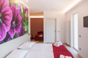 A bed or beds in a room at Miravallesuites