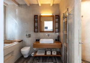Um banheiro em O Lofos Luxury Boutique Suites
