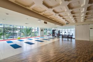 Phòng/tiện nghi tập thể dục tại Leman Luxury Suite with Rooftop Pool & Gym