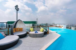 Hồ bơi trong/gần Leman Luxury Suite with Rooftop Pool & Gym
