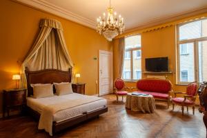 a bedroom with a bed and a chandelier at Charme Hotel Hancelot in Ghent