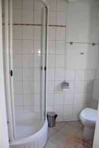 een badkamer met een douche en een toilet bij Ferienwohnung Karger in Marlow