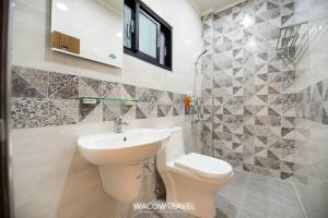 Un baño con un inodoro blanco y un lavabo. en Xiaoliuqiu 88 Homestay, en Xiaoliuqiu 35 fotos más