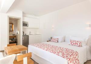 Cama ou camas em um quarto em O Lofos Luxury Boutique Suites
