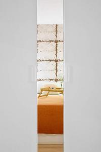 レンテリアにあるApartment Alaitz Renteríaのテーブル付きのベッドが備わる客室です。