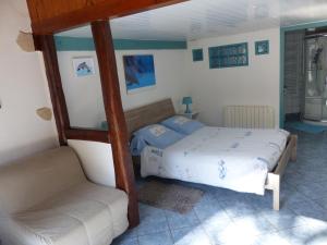 Postel nebo postele na pokoji v ubytování Les dauphins de Mareuil