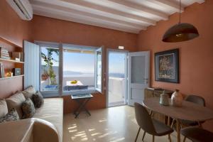 ein Wohnzimmer mit Couch und Tisch in der Unterkunft The Nook by Caldera Houses in Imerovigli