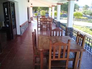 - une table et des chaises sur la terrasse couverte d'un restaurant dans l'établissement Hostería Municipal de Angastaco, à Angastaco