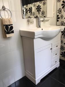 ビーニャデルマールにあるViña Coloresのバスルーム(白い洗面台、鏡付)