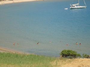 un gruppo di persone in acqua in spiaggia di Kalados Studios a Kalando