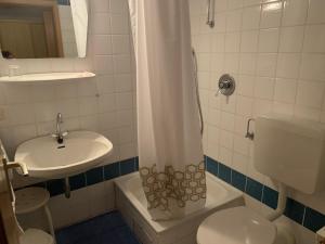 A bathroom at Gästehaus Cordula