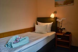 A bed or beds in a room at Hotel Wutzler