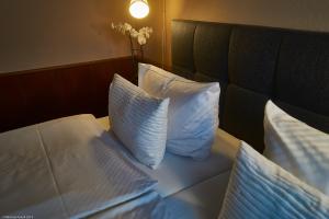 A bed or beds in a room at Hotel Wutzler