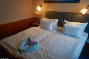 A bed or beds in a room at Hotel Wutzler