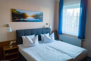 A bed or beds in a room at Hotel Wutzler