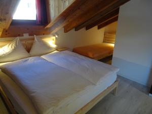 Katil atau katil-katil dalam bilik di B&B Chasa Arfusch
