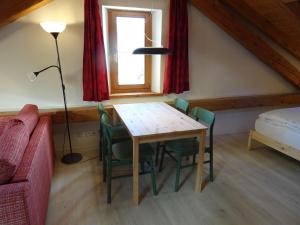 Katil atau katil-katil dalam bilik di B&B Chasa Arfusch