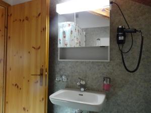Bilik mandi di B&B Chasa Arfusch