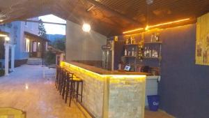eine Bar mit Stühlen und einer Theke in einem Restaurant in der Unterkunft Villa Ozalp Apartments in Dalyan