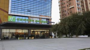 budynek z znakiem na boku w obiekcie Holiday Inn Express Linyi Riverside, an IHG Hotel w Linyi