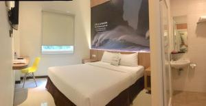 Una cama o camas en una habitación de Front One Hotel Airport Solo