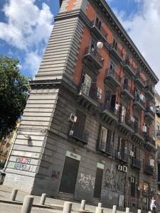 un edificio alto en la esquina de una calle en B&B 248, en Nápoles