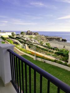 Elle comprend un balcon offrant une vue sur l'océan. dans l'établissement First Line Beach Apartment with Two Bedrooms and Sea View, à Nerja