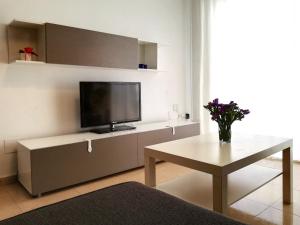 TV o dispositivi per l'intrattenimento presso First Line Beach Apartment with Two Bedrooms and Sea View