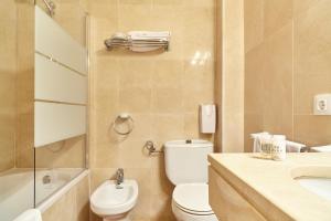 A bathroom at Hotel Es Blau Des Nord