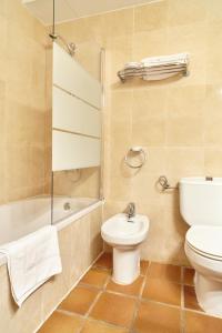 A bathroom at Hotel Es Blau Des Nord