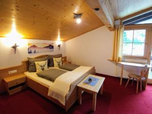 A bed or beds in a room at Ferienhaus Bergblick