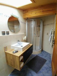 A bathroom at Ferienhaus Bergblick Még 22 kép