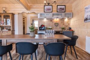 Kuchyňa alebo kuchynka v ubytovaní udanypobyt Villa Sywarne Prestige