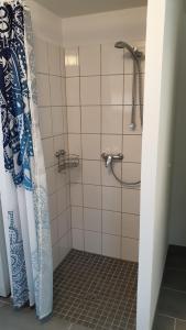 a bathroom with a shower with a shower curtain at Schnucken-Hus in Amelinghausen