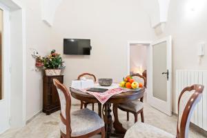 - une salle à manger avec une table et des fruits dans l'établissement La dimora del Cavaliere di Squinzano, à Squinzano