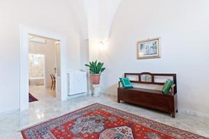 een slaapkamer met een bed en een tapijt bij La dimora del Cavaliere di Squinzano in Squinzano