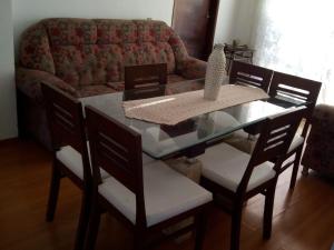 mesa de comedor y sillas con sofá en CASANOGh NOVO TEMPO, en Curitiba 3 fotos más